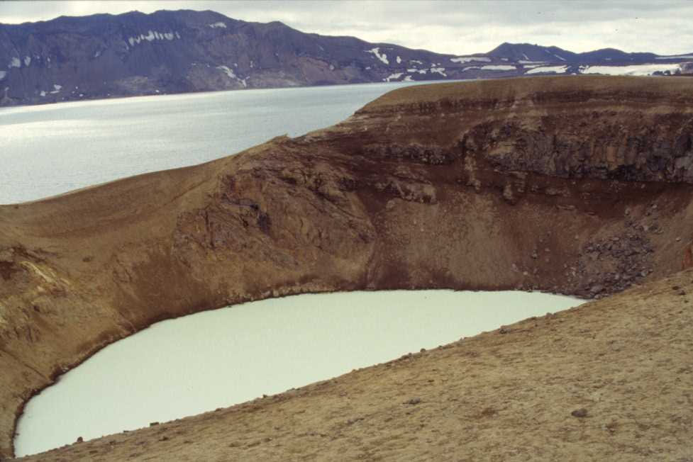 Le cratère de Víti et le lac d’Öskjuvatn à Askja, le 5 août 1995
