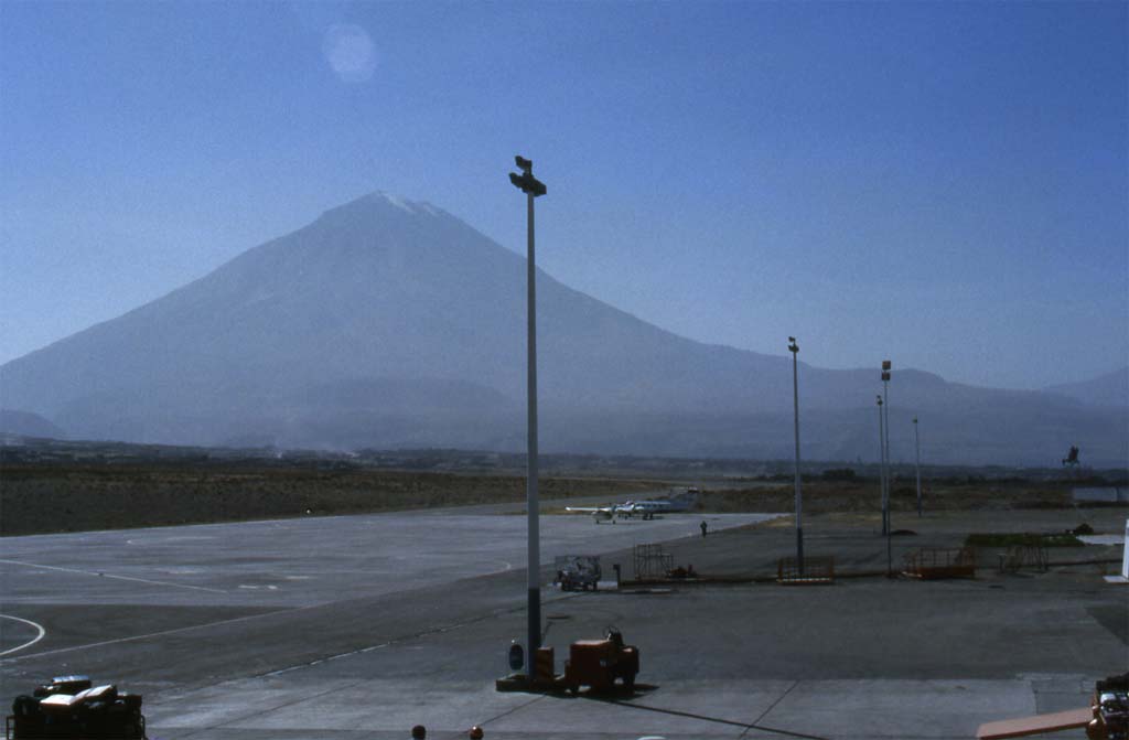 Le volcan Misti vu depuis l’aéroport d’Arequipa, le 3 août 1996