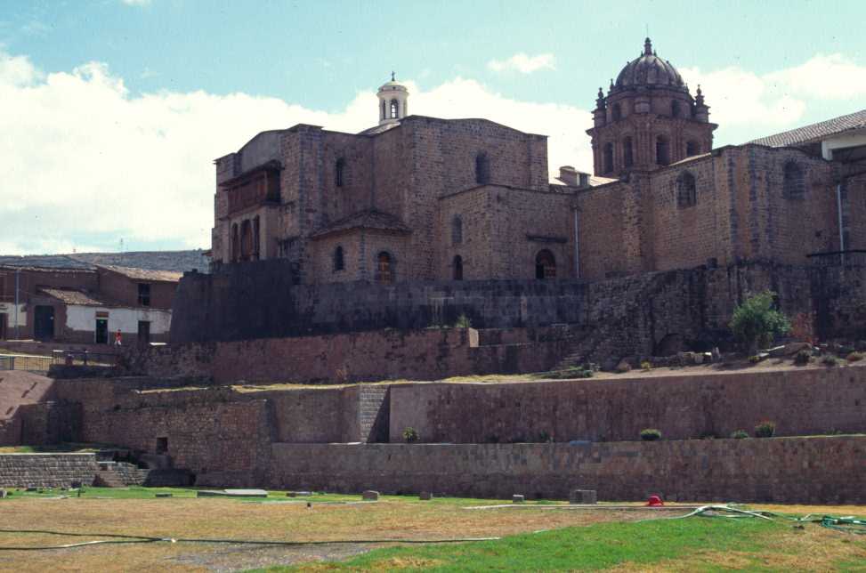 Les ruines du temple du Soleil et le couvent Santo Domingo à Cuzco, le 21 août 1996