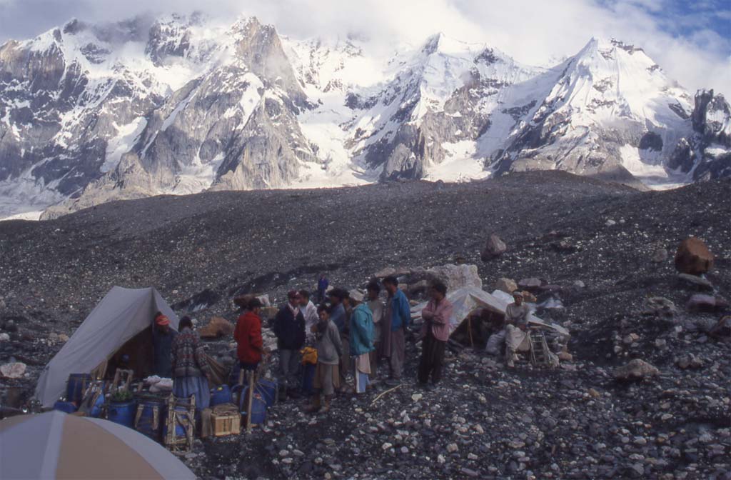Le camp de Goro I sur le glacier, et le massif du Biarchedi, le 11 août 1999