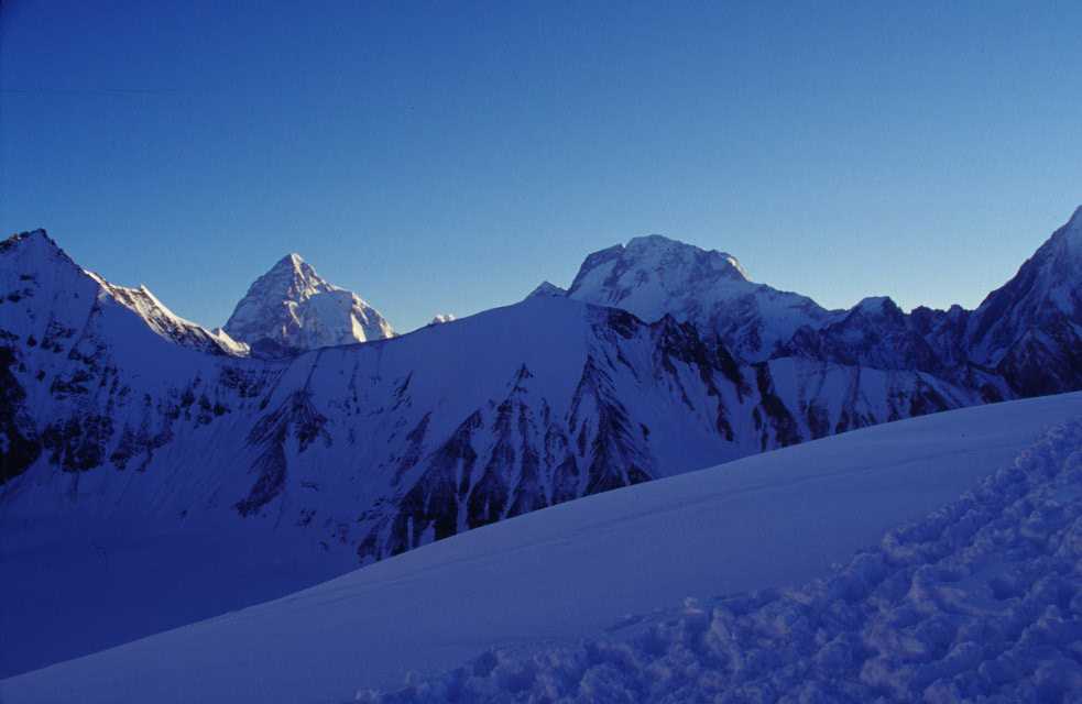 Le K2 (8611 m) et le Falchen Kangri (Broad Peak, 8047 m), depuis le col de Gandoghoro le 16 août 1999