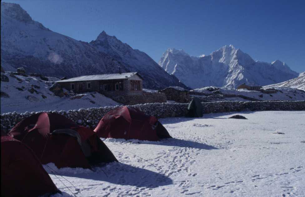 Lever sous la neige au camp de Pangka, le 14 avril 2003