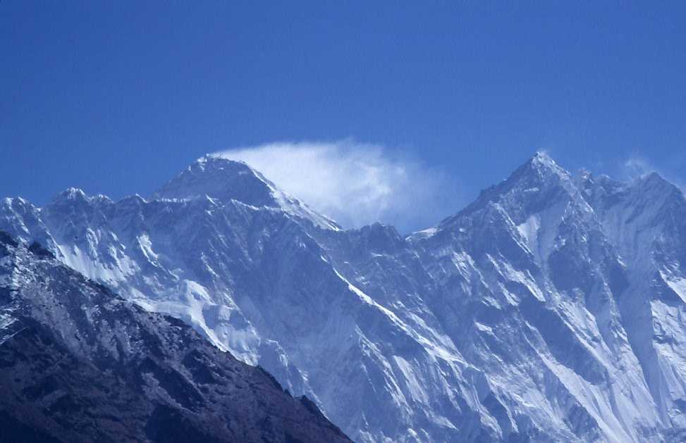 Vue (au téléobjectif) de l’Everest et du Nuptse, le 10 avril 2003