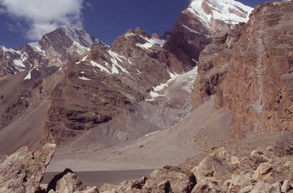 Le lac de Moutnaïa avec au fond le mont Chimtarga (5489 m), le 19 août 2004