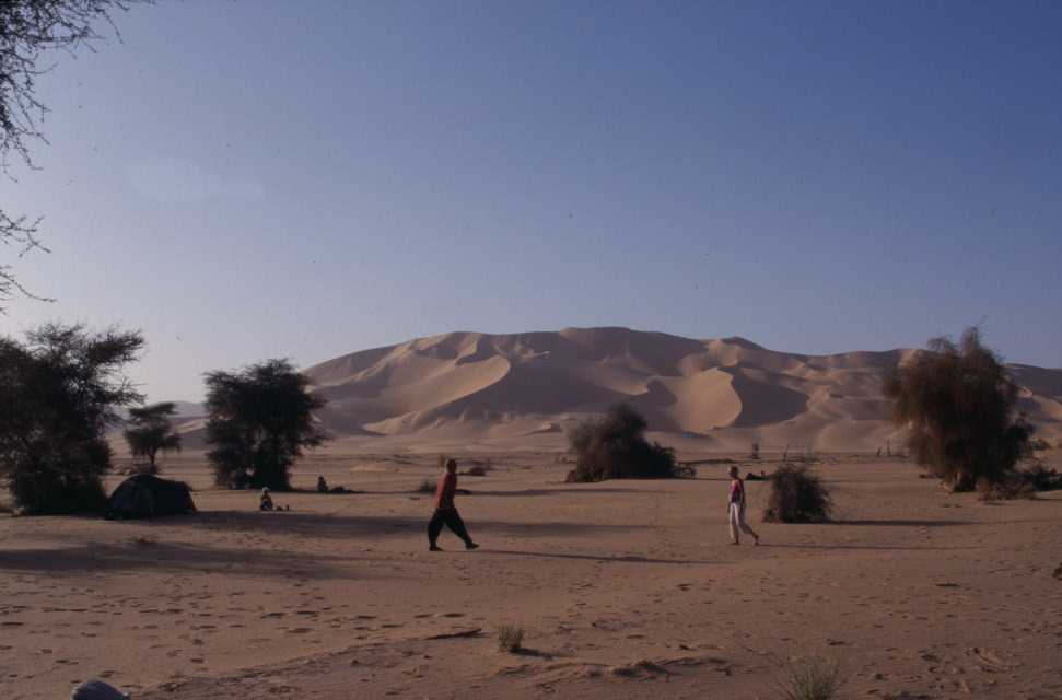 Installation du camp au pied de la grande dune d’Arakao, le 20 février 2004