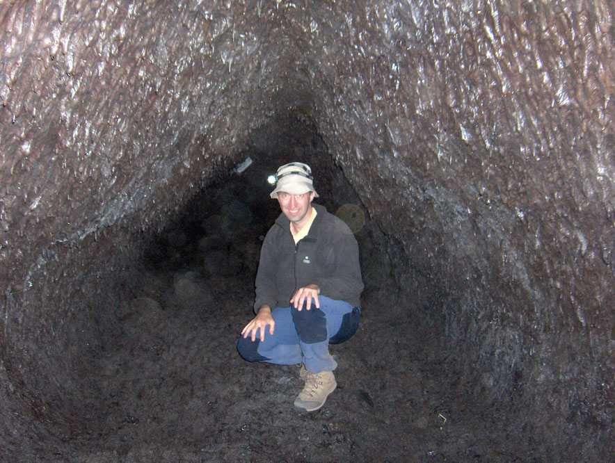 Votre serviteur dans le tunnel de lave, le 15 août 2006 (photo : Laurent Tavignot)