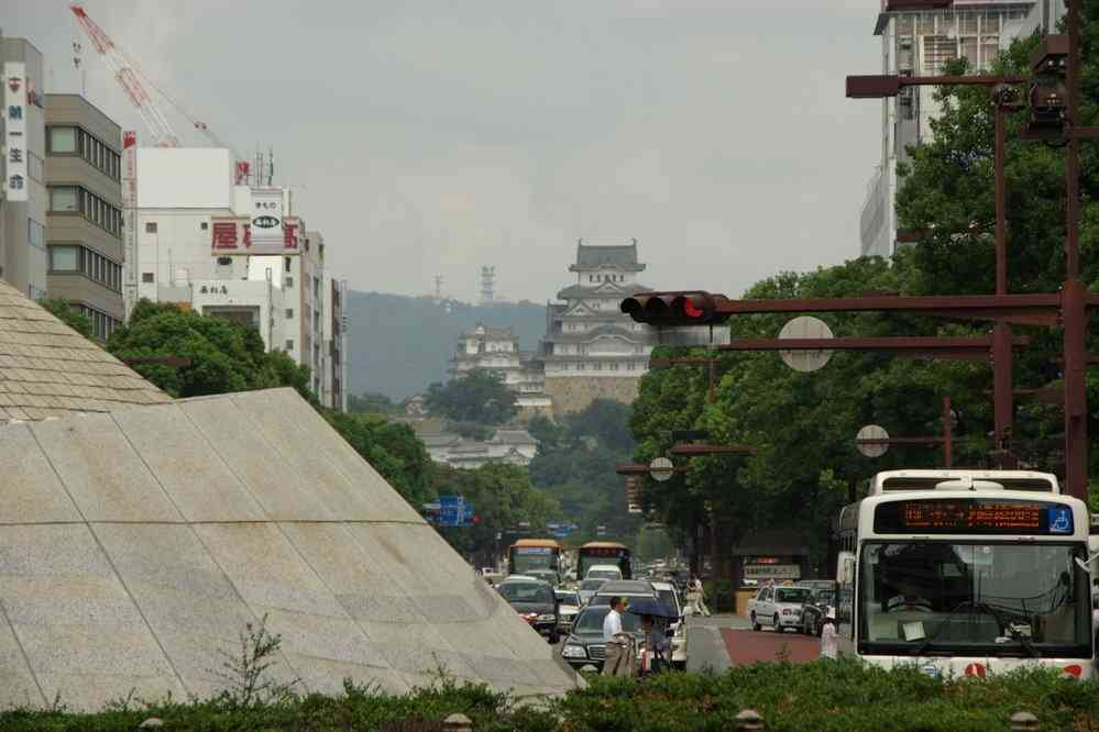 Le château d’Himeji vu depuis le quartier de la gare, le 9 septembre 2007