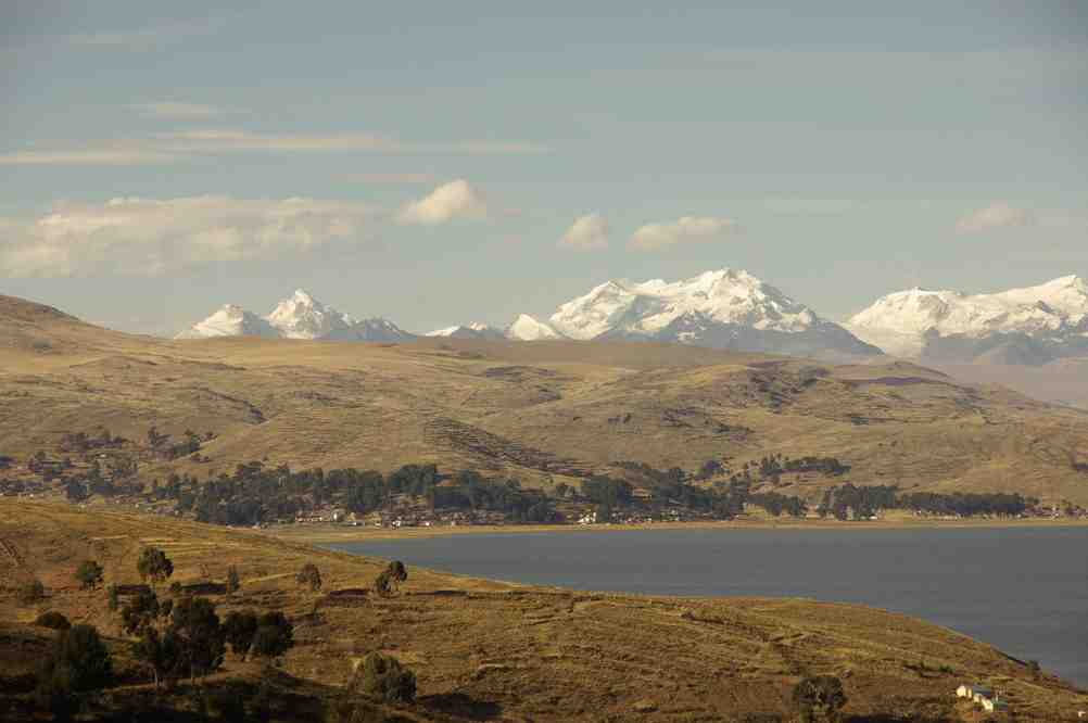 La cordillère Royale vue des rives du lac Titicaca (30 juillet 2008). Vue (sous réserve) sur le Calzada (5843 m, double montagne à gauche), puis le Chearoco (6104 m) et le Chachacomani (6074 m, large montagne avec le glacier plat).