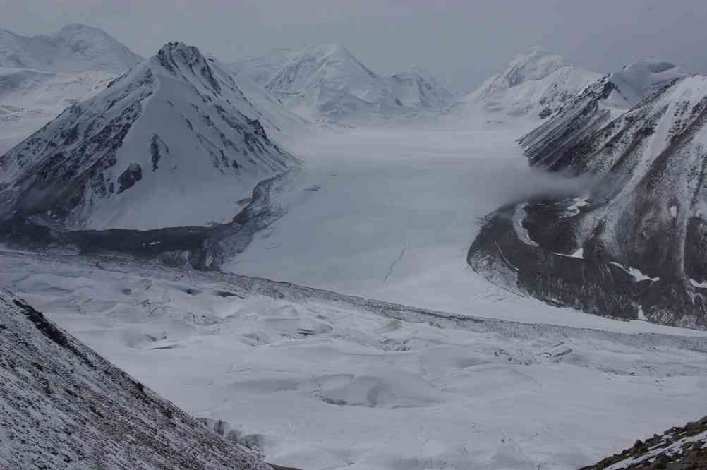 Arrivée face au glacier de Semienova (Семенова) ; vue sur le pic Pyramida (Пирамида, 5302 m), et sur un sommet de 5153 m, au milieu de la photo. Le 14 août 2009