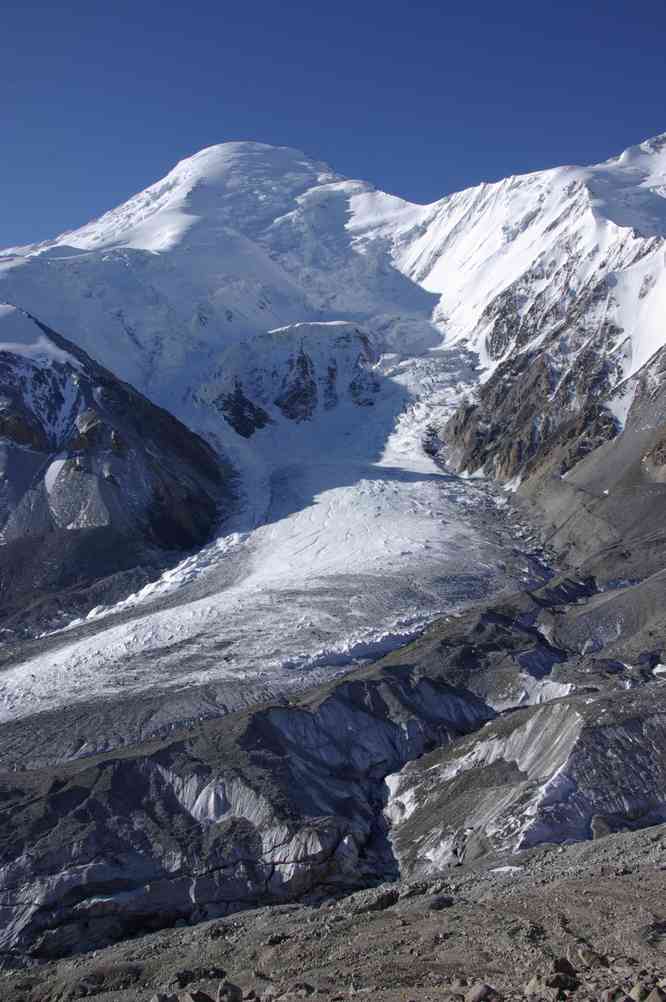 Vue sur le pic Bayankol (Баянкол) (5841 m), le 17 août 2009