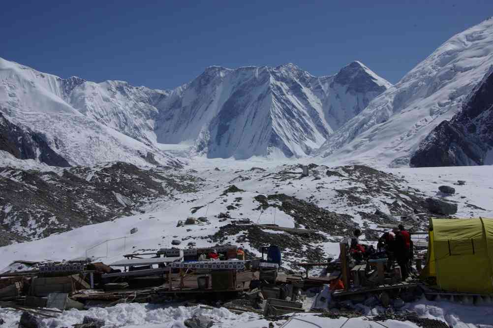 Démontage du camp de base nord du Khan Tengri (vue sur le pic Manomaïa Stena (6400 m), le pic RGO (6500 m) et le pic Prjevalski (6450 m)) ; le 22 août 2009
