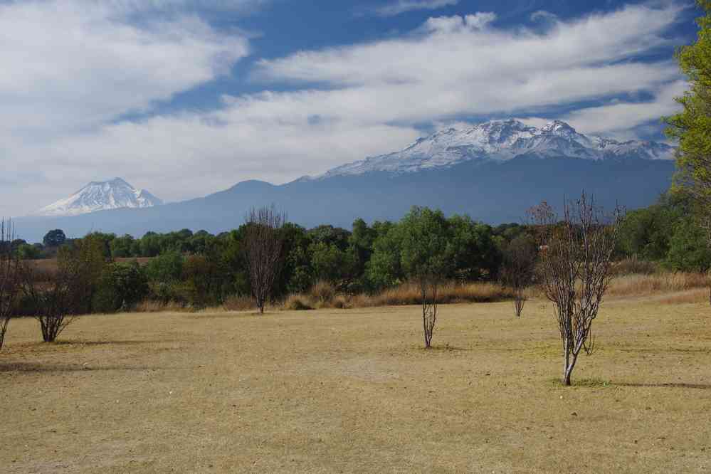 En route vers Puebla ; vue sur le Popocatépetl (5426 m) et l’Iztaccíhuatl (5286 m), le 18 janvier 2016