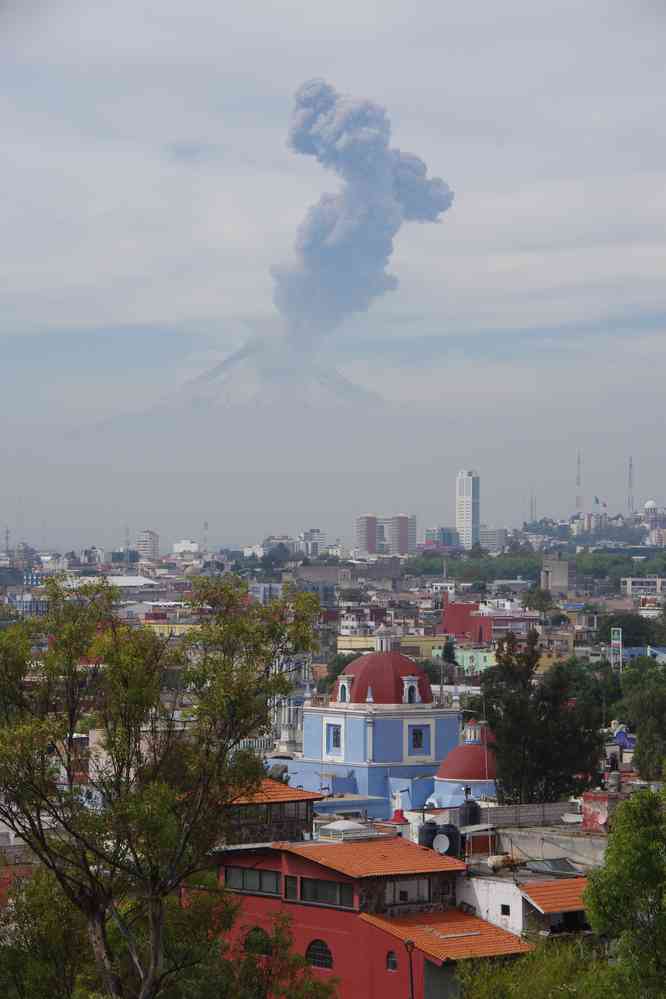 Vue partielle de Puebla ; en arrière-plan le Popocatépetl (5426 m), le 18 janvier 2016