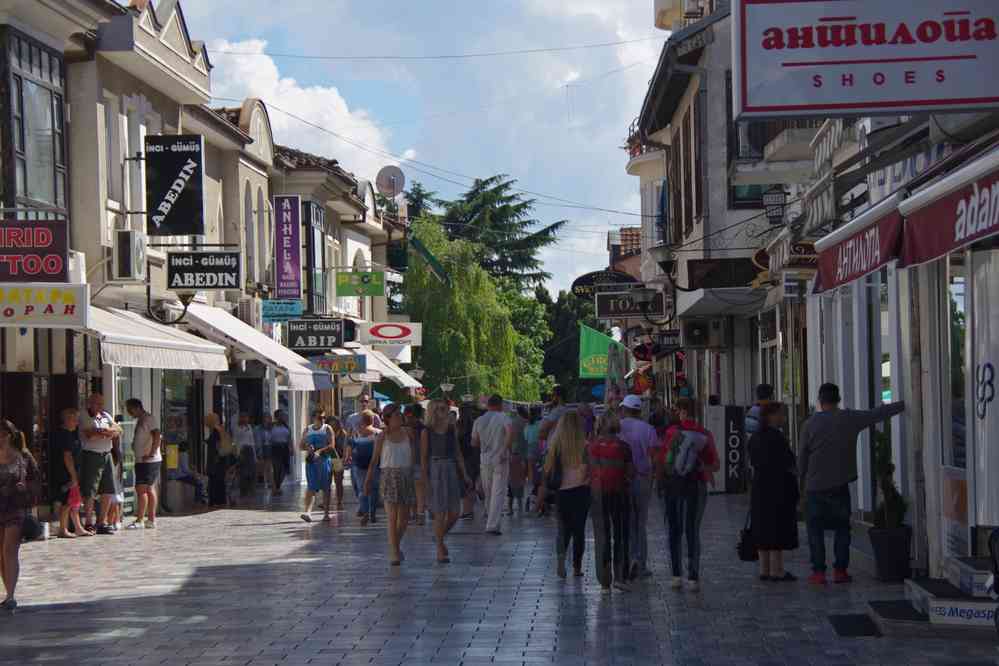 Ohrid (Охрид), rue commerçante, le 16 juillet 2016
