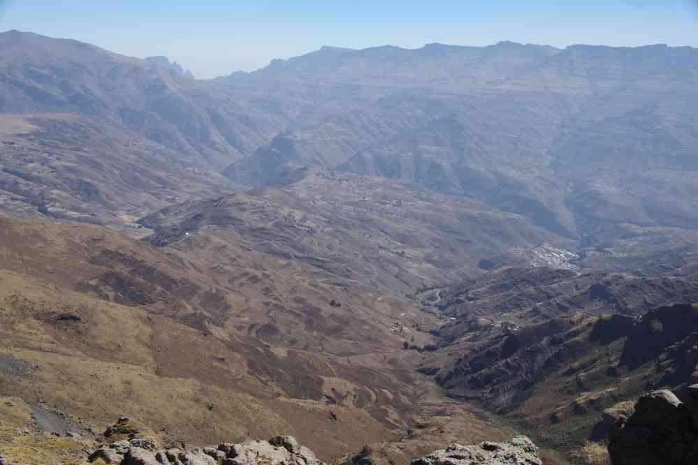 Vue depuis le col de Bwahit. Au fond le mont Ras Dashan (ራስ ዳሸን) (4550 m), point culminant de l’Éthiopie, le 19 janvier 2017
