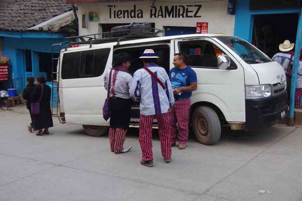 Todos Santos Chuchumatán. Hommes en pantalon traditionnel, le 15 février 2020