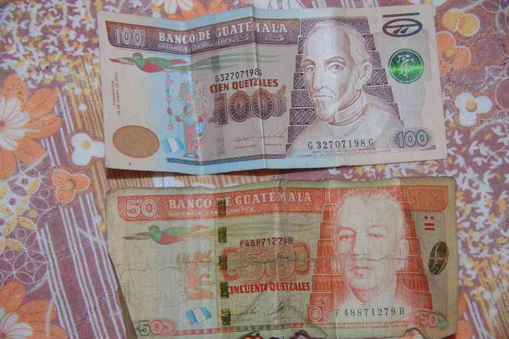 Billets de banque guatémaltèques (100 et 50 quetzals) avec la numérotation maya correspondante, le 17 février 2020