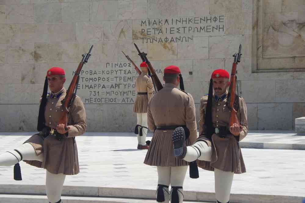 Place Syntagma (Σύνταγμα) à Athènes, les evzones devant le Parlement. Relève de la garde, le 3 juillet 2021