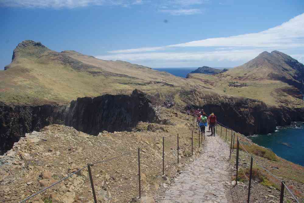 Balade sur la péninsule de São Lourenço, le 2 mai 2022. Passage entre deux falaises