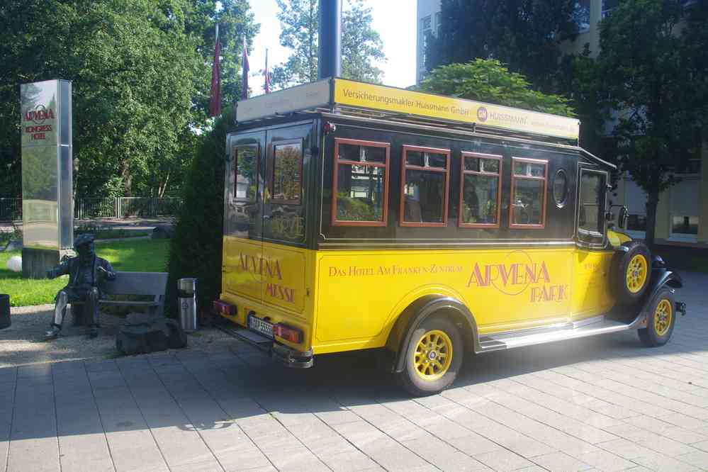 Devant l’hôtel, minibus transportant quelques clients au Festspielhaus, le 10 août 2023