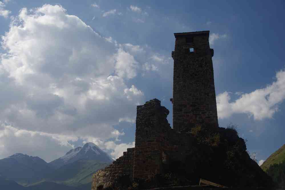 La tour de Sno (სნო) à contre-jour, le mont Kazbek (ყაზბეგი) derrière, le 8 août 2017