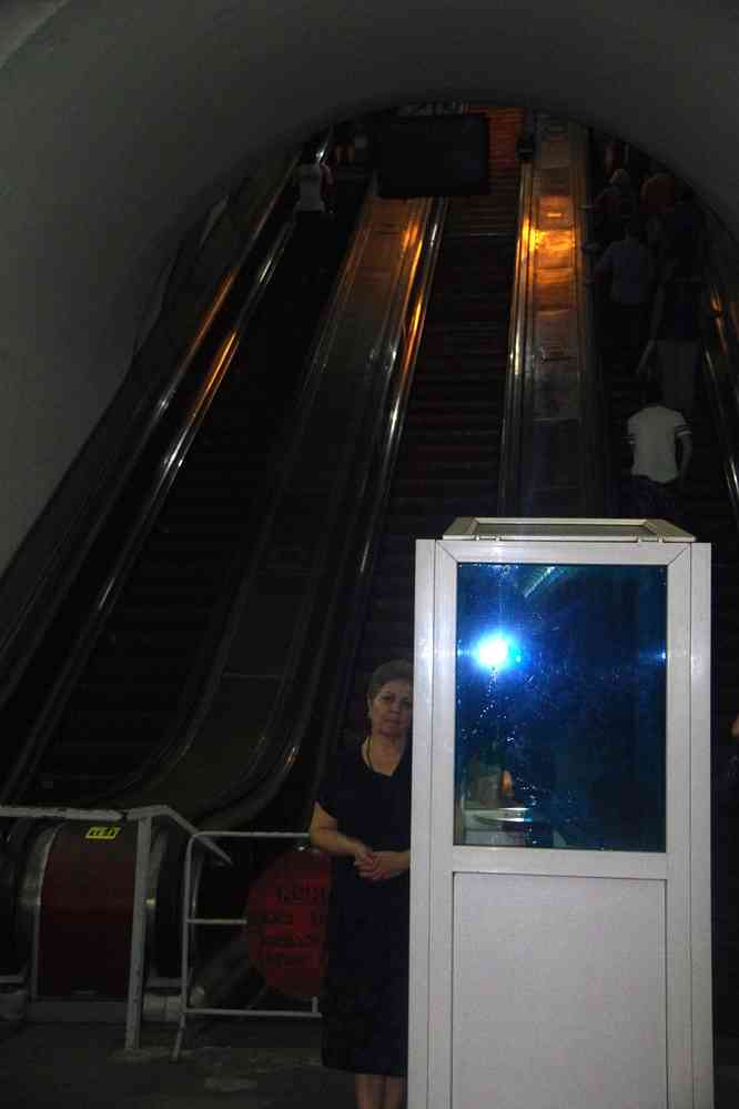 Tbilissi (თბილისი), station de métro. Le métro est d’époque soviétique, ses employées aussi ! (11 août 2017)
