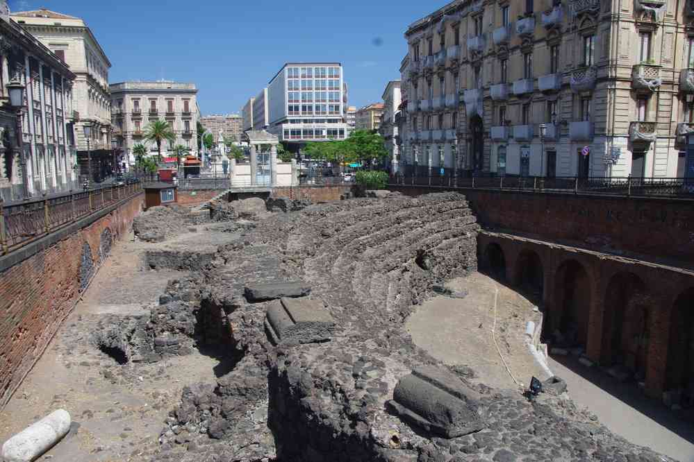 Restes d’un amphithéâtre romain piazza Stesicoro (Catane), le 1ᵉʳ août 2020