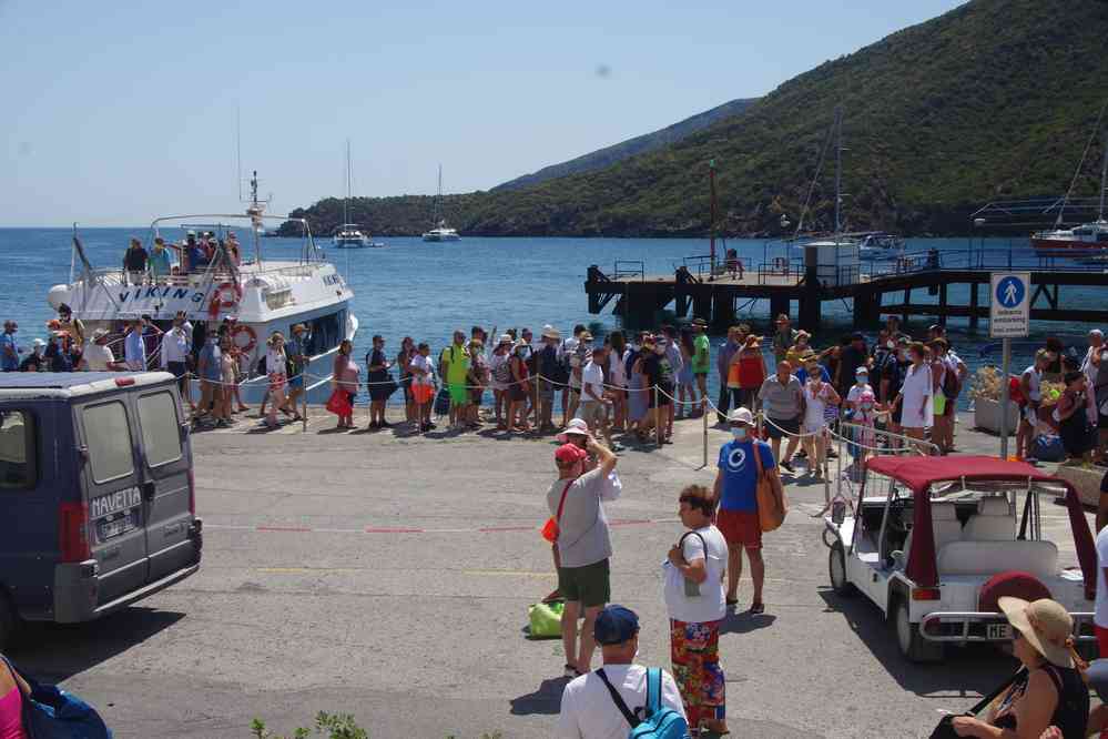 Touristes siciliens masqués, débarquant à Vulcano, le 2 août 2020