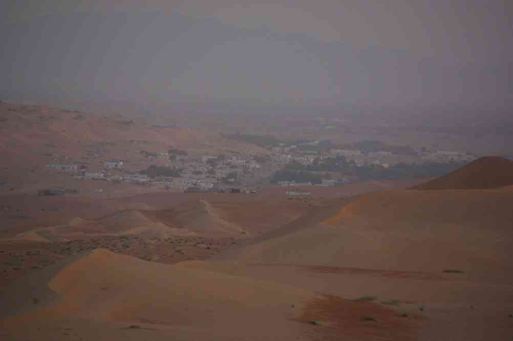 La vile d’Al Mintarib vue depuis les dunes des Wahibas, le 31 mars 2012