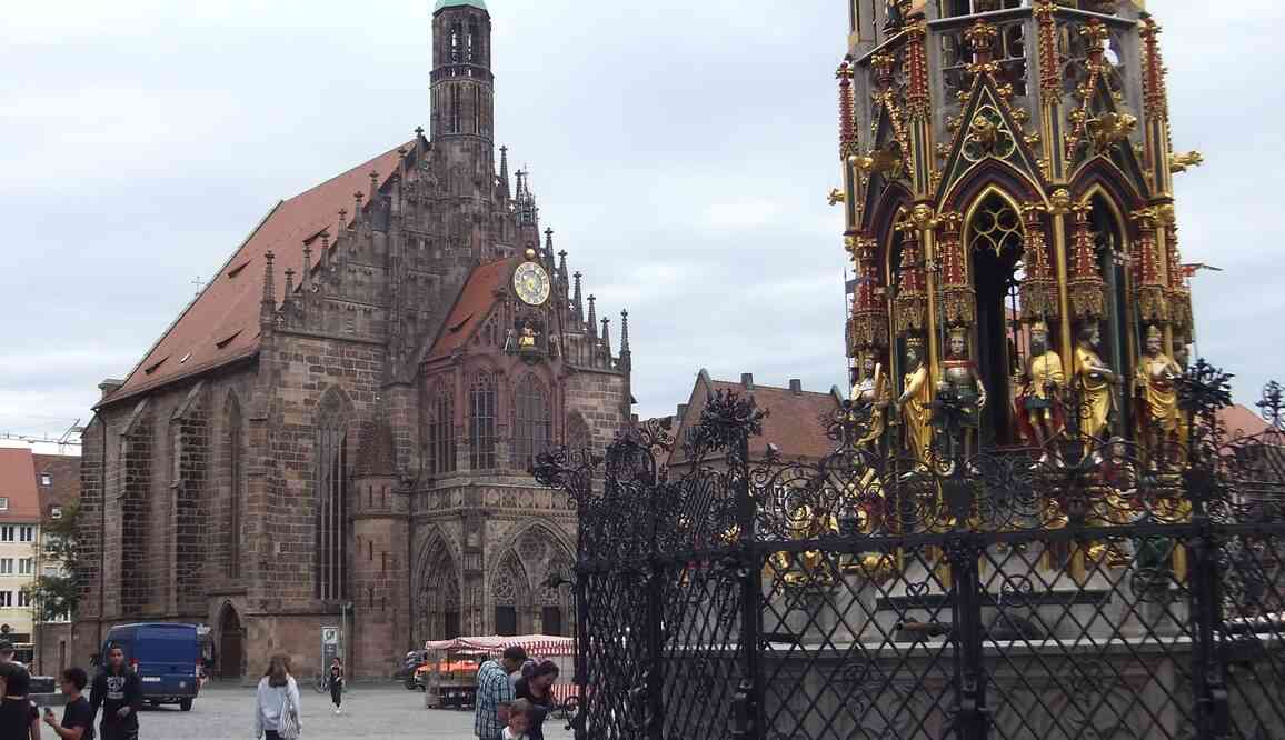 Nuremberg, place du Marché et Frauenkirche (église catholique Notre-Dame). À droite la Belle fontaine (Schöner Brunnen), œuvre de Heinrich Beheim de 1385 à 1396. Il s’agit d’une copie installée en 1912 et qui a résisté aux bombardements. 17 août 2019
