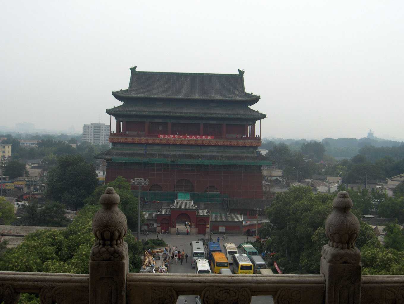 La tour du Tambour (Pékin) vue depuis celle de la Cloche, le 4 août 2005