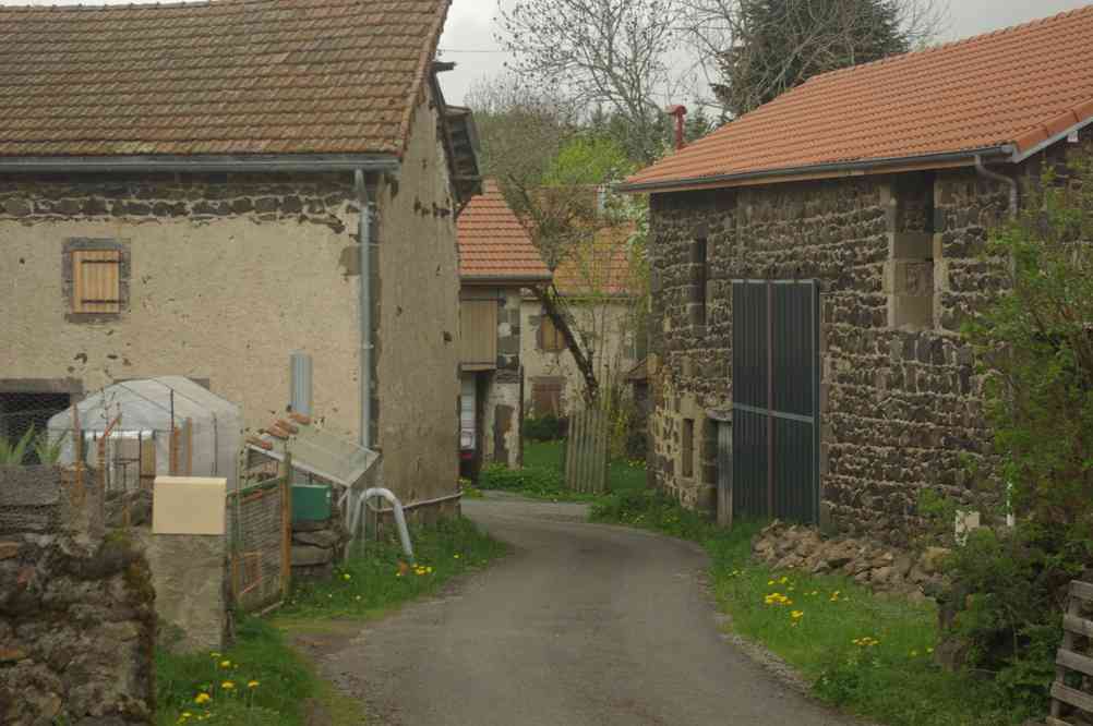 Village en pierres basaltiques (les Roches). Le mercredi 8 mai 2013
