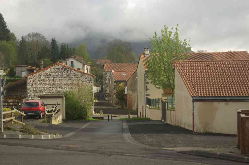 Laschamps (le puy de Dôme est dans les nuages). Le vendredi 10 mai 2013