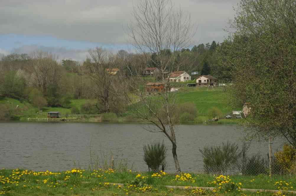Lac de la Cassière (formé par l’obstruction par une coulée de lave). Le vendredi 10 mai 2013