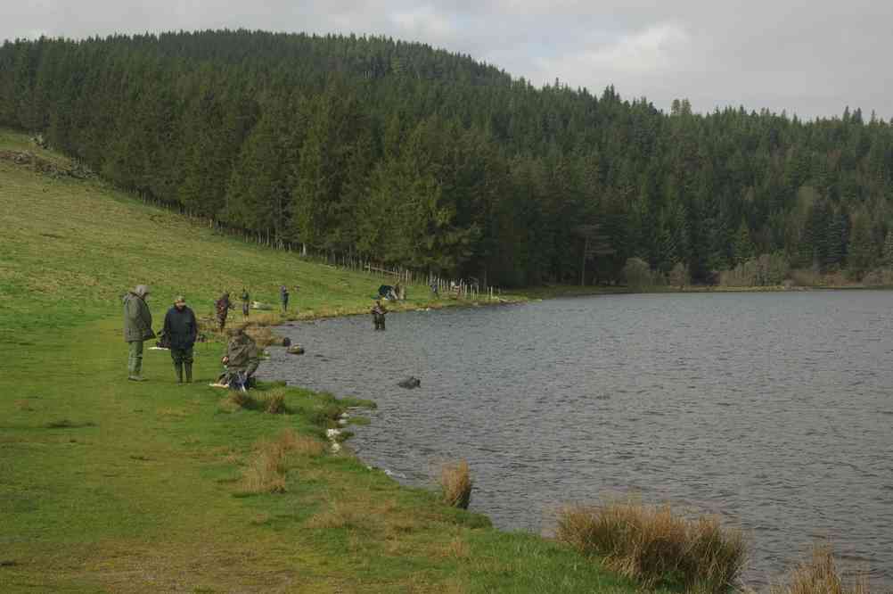 Le lac de Servières et ses pêcheurs. Le samedi 11 mai 2013