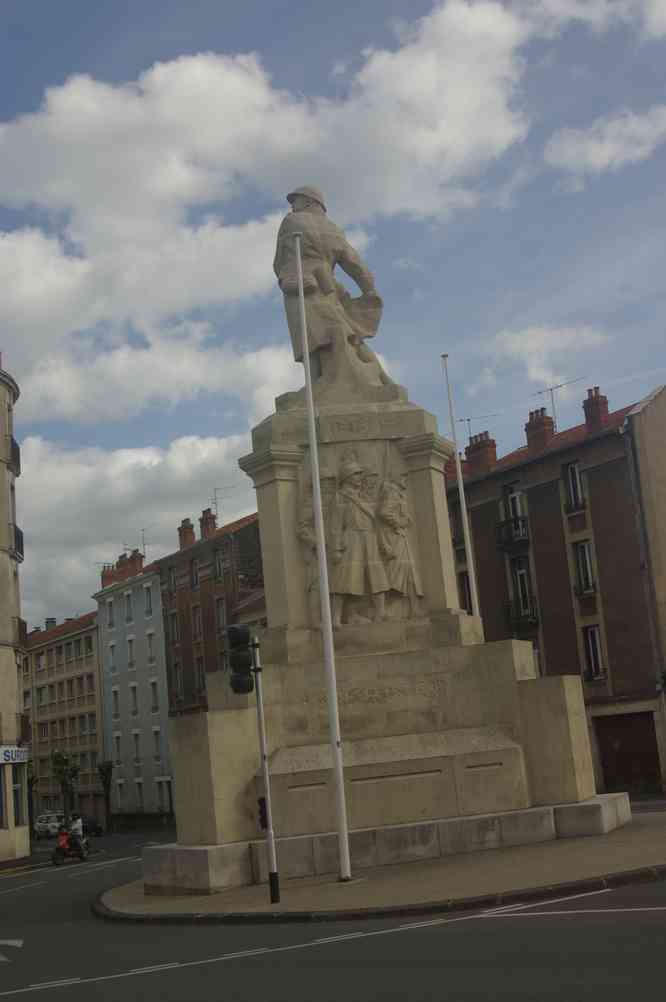 Monument aux morts. Le dimanche 12 mai 2013