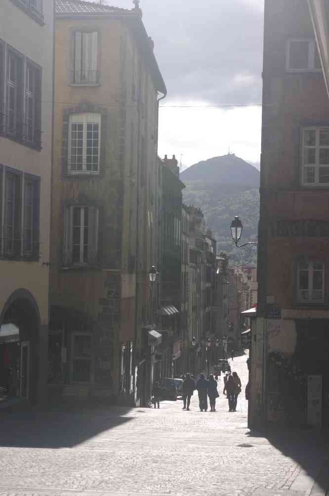 La rue Saint-Dominique en perspective sur le puy de Dôme. Le dimanche 12 mai 2013