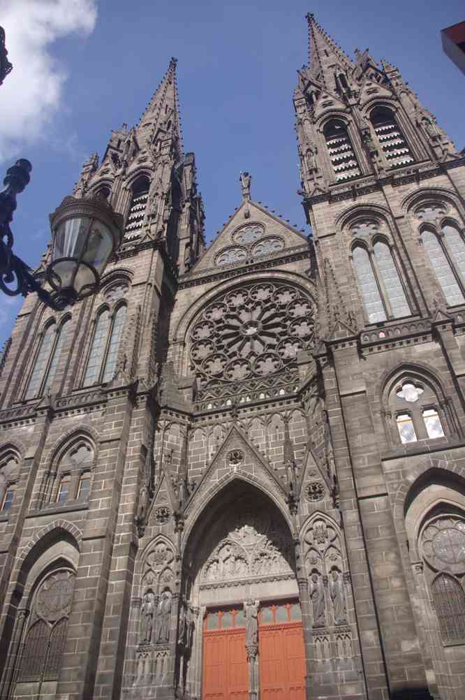 La façade de la cathédrale. Le dimanche 12 mai 2013