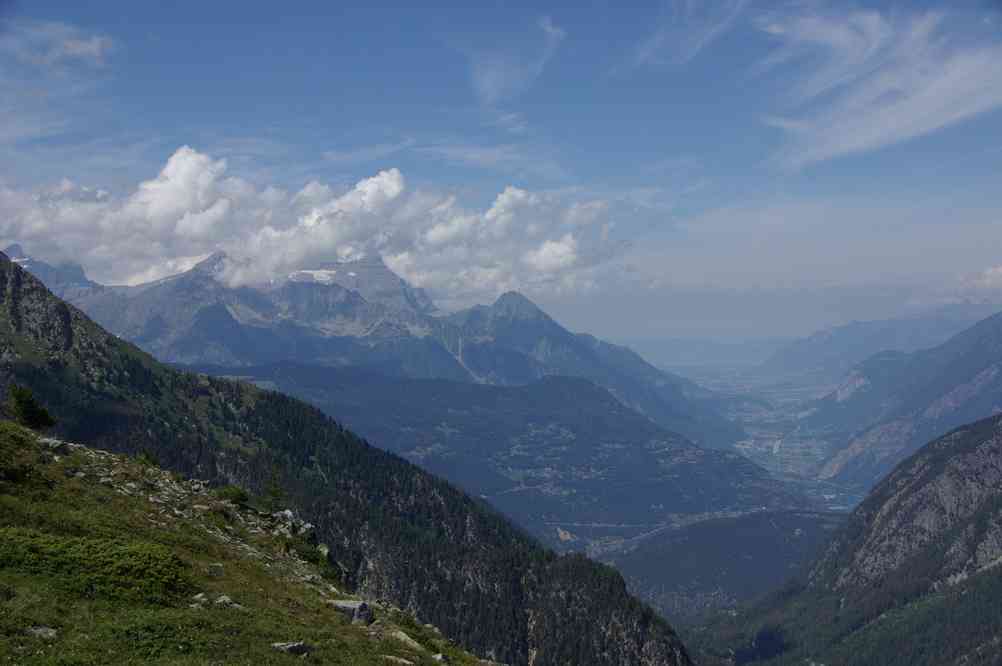 Vue sur la vallée du Rhône et le lac Léman au fond (depuis le télésiège de la Breya). Le mardi 10 août 2010