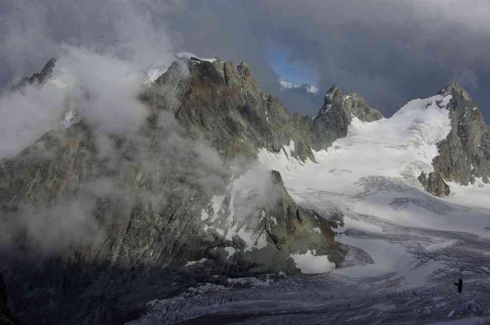 Le mont Collon (dans les nuages) et l’Évêque vus depuis la cabane des Vignettes. Le jeudi 12 août 2010