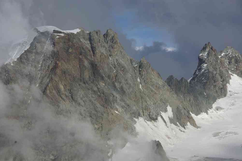 Le mont Collon (à gauche) vu depuis la cabane des Vignettes. Le jeudi 12 août 2010