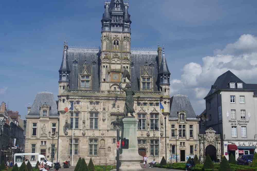 Compiègne (hôtel de ville et statue de Jeanne d’Arc). Le dimanche 22 avril 2018