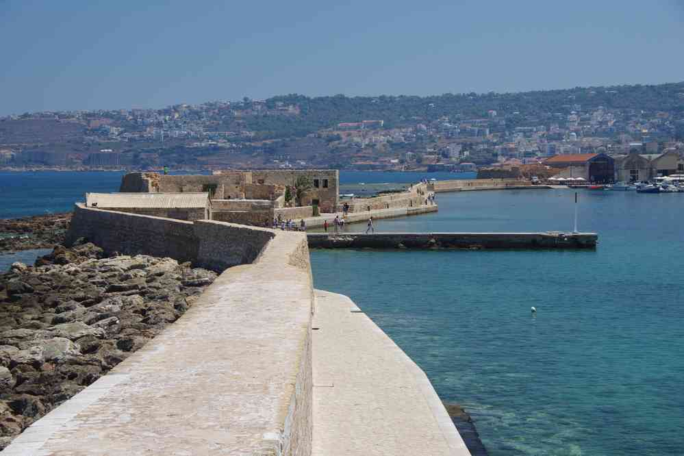La Canée (Χανιά), la jetée vue depuis le phare. Le mardi 12 août 2014