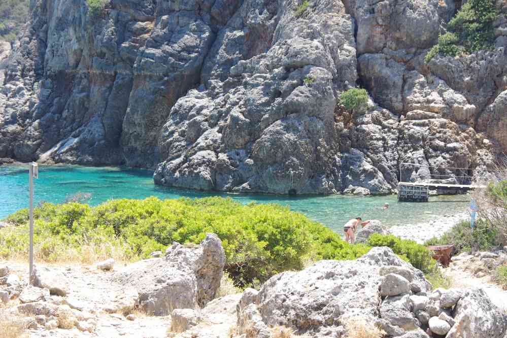Arrivée à la plage de Lissos (Λισσός) pour une sieste aquatique. En haut de l’image, le niveau de l’eau avant le tremblement de terre. Le mercredi 13 août 2014