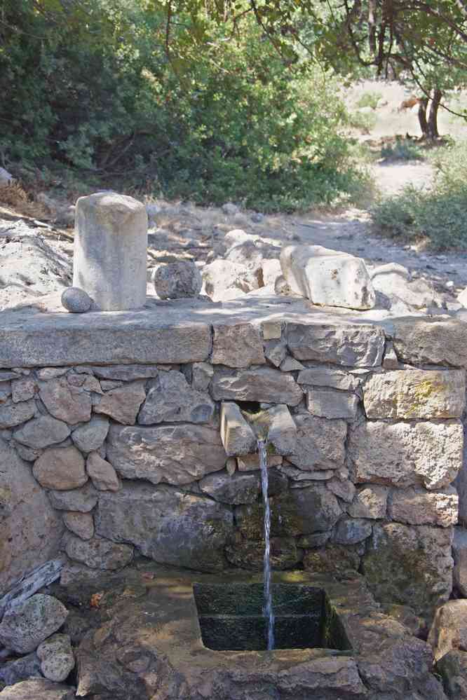 La fontaine de Lissos (Λισσός). Le mercredi 13 août 2014