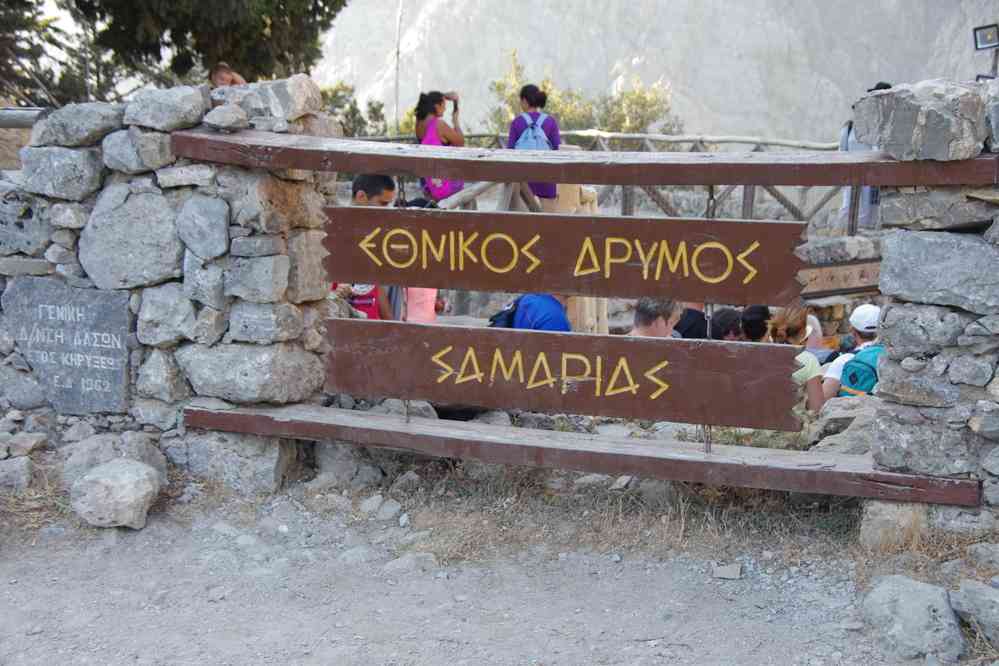 Xylos Kalo (Ξυλόσκαλο), point de départ des gorges de Samaria (Φαράγγι Σαμαριάς). Le vendredi 15 août 2014