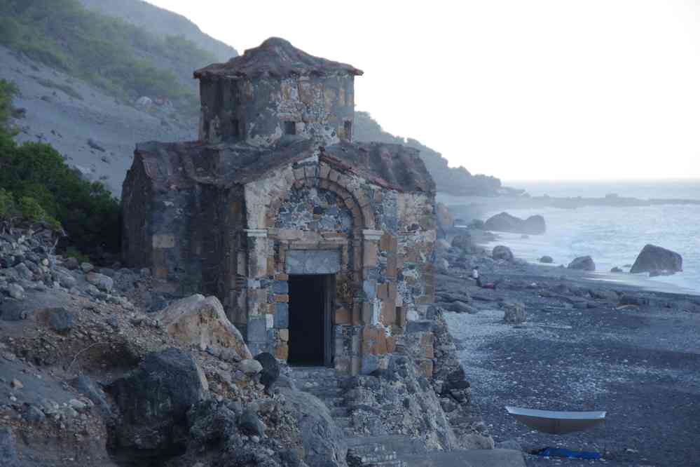 L’église Saint-Paul... bizarrement placée sur une plage bizarre elle aussi. Le samedi 16 août 2014