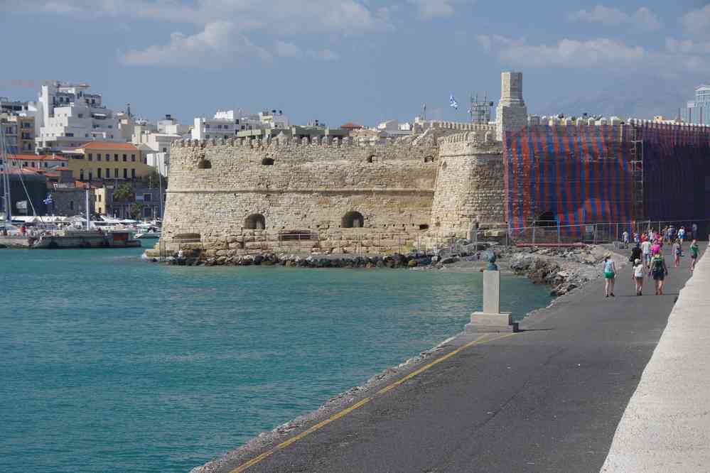 Héraklion (Ηράκλειο), citadelle sur le port. Le lundi 18 août 2014
