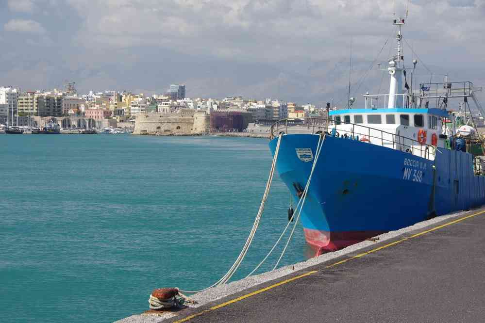 Héraklion (Ηράκλειο) (la jetée est plus longue et moins intéressante qu’à la Canée (Χανιά)). Le lundi 18 août 2014