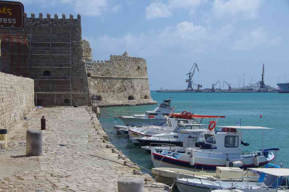 Héraklion (Ηράκλειο), citadelle sur le port. Le lundi 18 août 2014